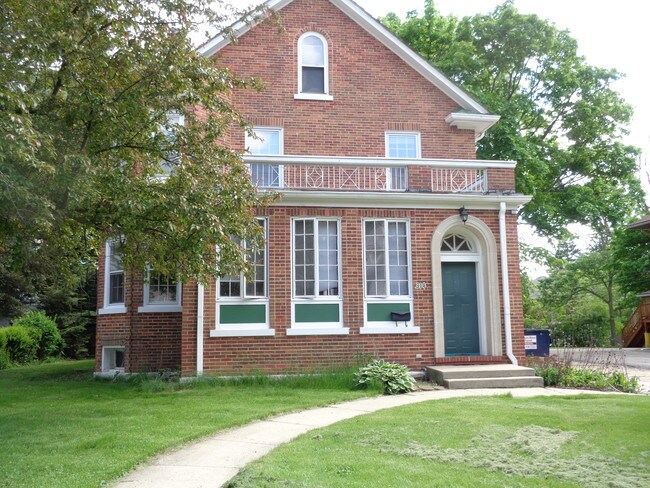 Apartments For Rent Near Northern Illinois University In Dekalb Il Photo 314 Augusta Ave Unit 1
