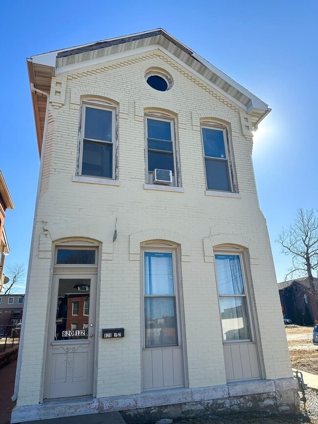 820 York St Unit 820 1/2 York St.