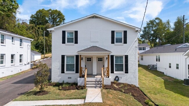 Building Photo - Beautifully Renovated 2BR/1.5BA Townhouse ...