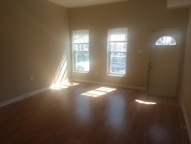 Living Room - 402 E Lorraine Ave