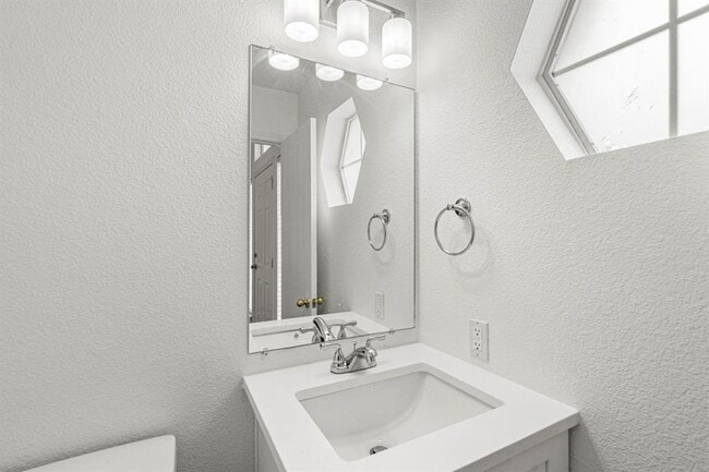 Photo - 210 Summerside Ave