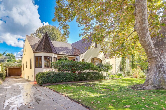 Photo - 2627 Land Park Dr Unit ID1385931P