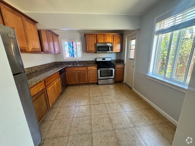 Building Photo - 2838 Fairmount Ave Rental