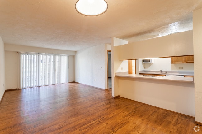 1BR, 1BA - 725 SF