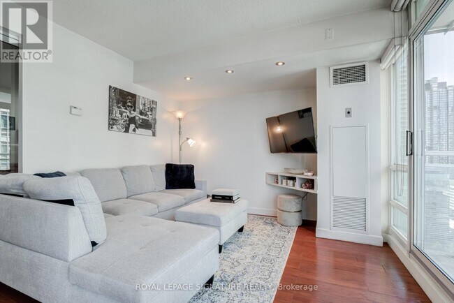 381 Front St W Unit 2101