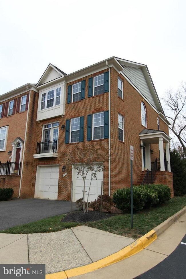 Building Photo - Discover this beautifully updated end unit townhome offering a perfect blend of style, comfort, a...