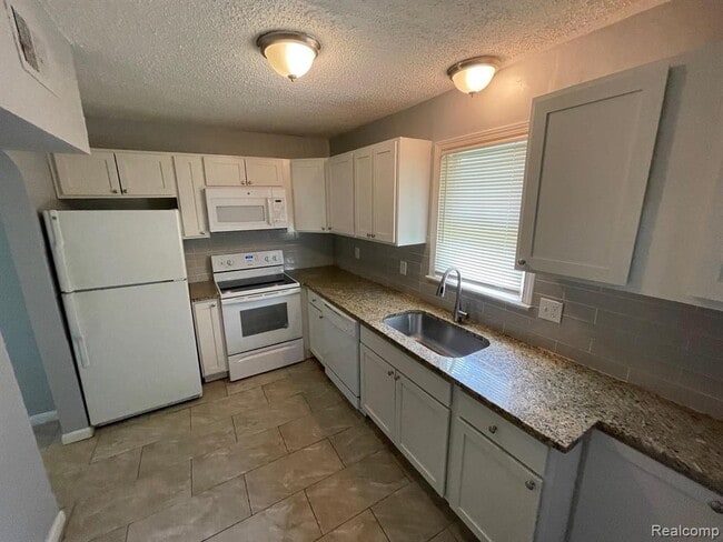 Photo - 11775 Inkster Rd