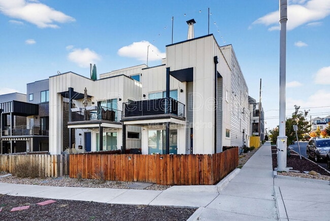 Photo - 1299 Newton St