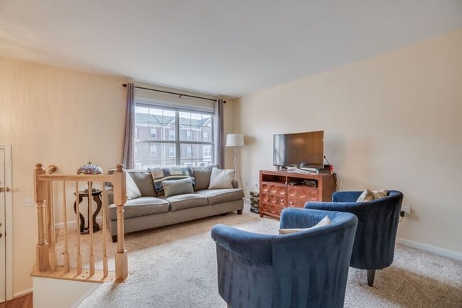 Photo - 206 Dundee Pl