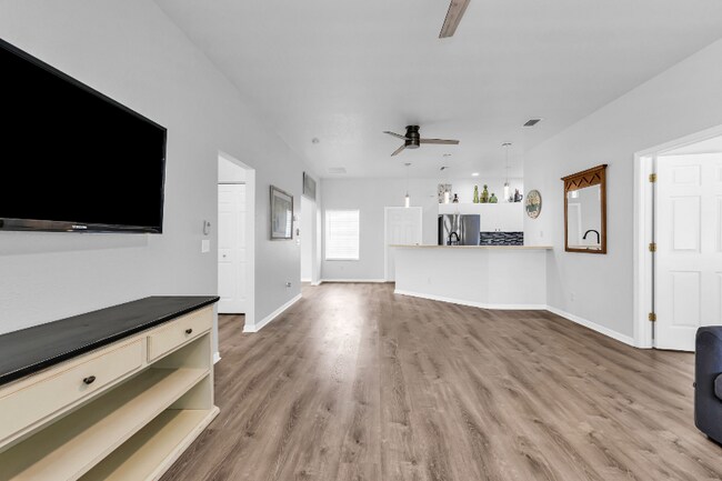 Photo - 1647 Red Oak Ln