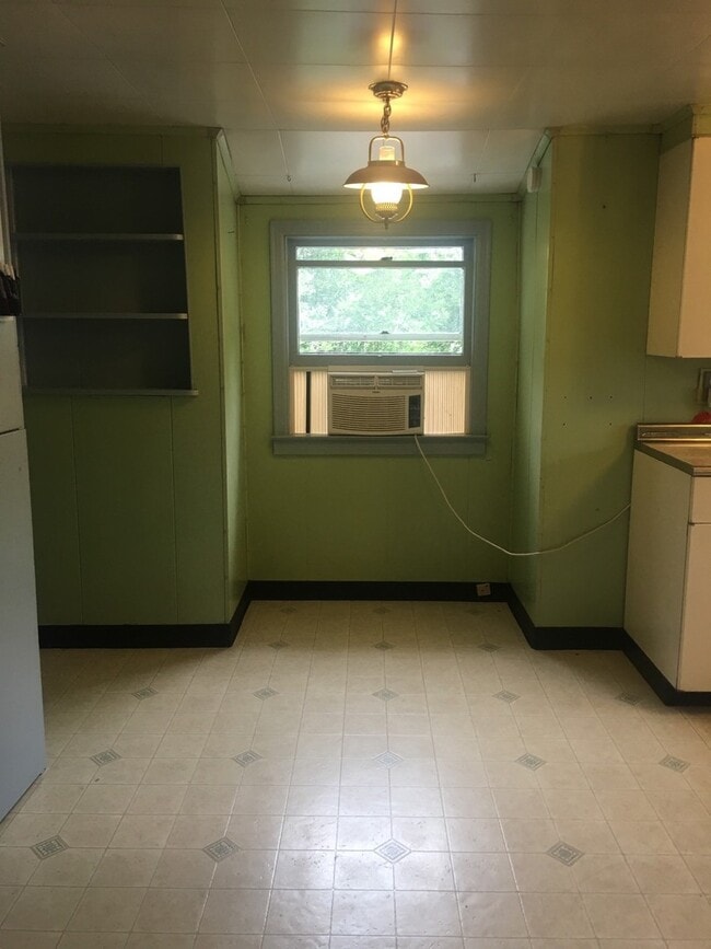 Photo - 2 bedroom, 1 bath Bungalow - Available Now!