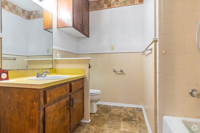 2BR, 1BA - 825SF - Bathroom