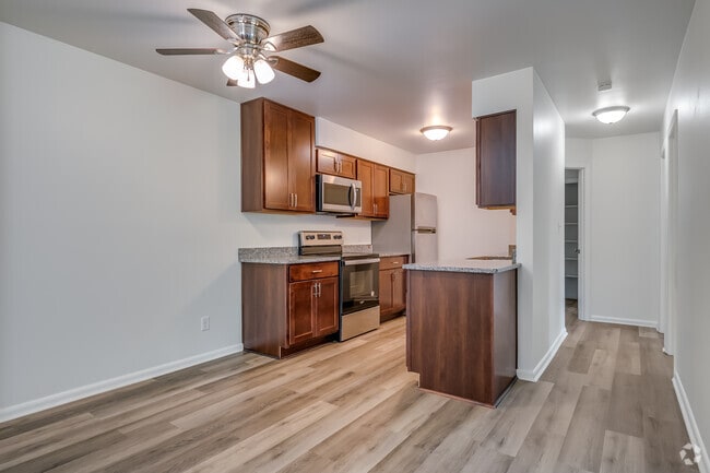 2BR, 1BA - 925SF - Kitchen