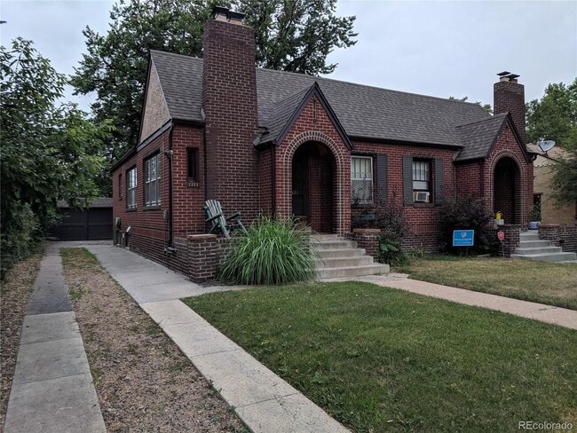 Building Photo - AWESOME 2-BDRM VICTORIAN DUPLEX HOME WITH 2-CAR GARAGE & CENTRAL A/C!