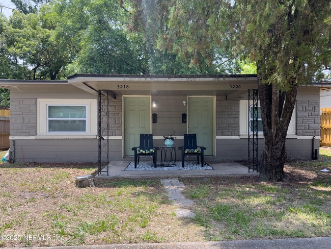 Photo - 3220 Myra St