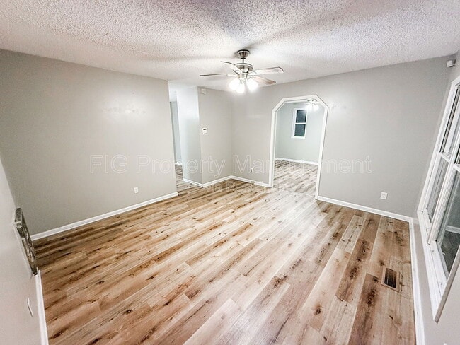 Photo - 811 Castleview Cir