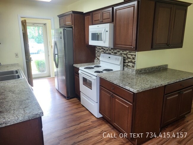 Photo - 2863 Marshall St