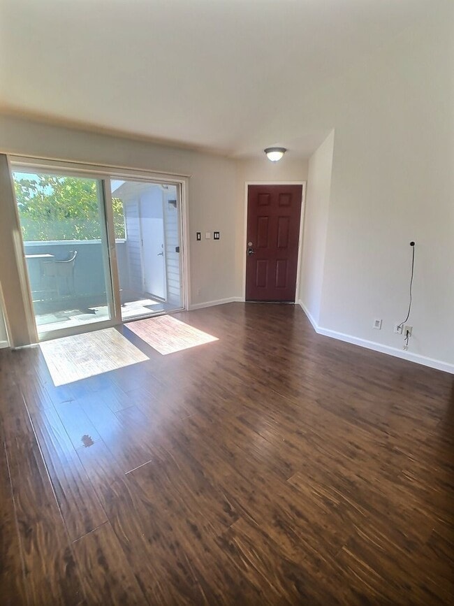 Building Photo - Updated 2 Bedroom /2 Bath Condo in New Hor...