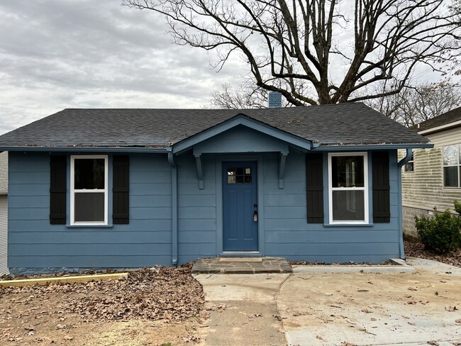 Totally updated 2 bedroom 1 bath home walk... - Totally updated 2 bedroom 1 bath home walk...