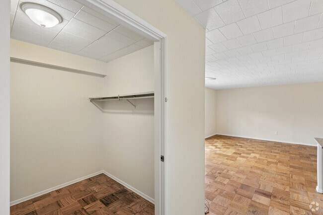 Studio - 520SF - Closet - Tiffany Apartments