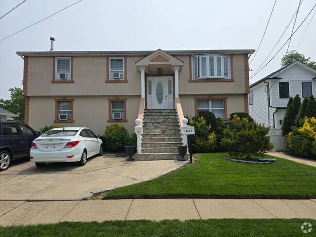 Building Photo - 631 Jennings Ave Rental