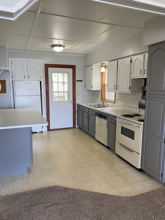 Photo - 2 BEDROOM LAKE HOUSE!