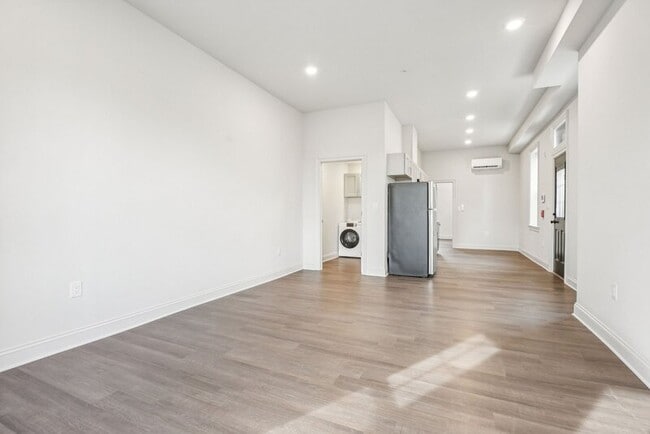 Photo - 472 Roxborough Ave