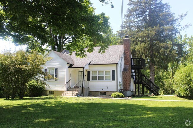Building Photo - 213 Old Bates Gates Rd Rental