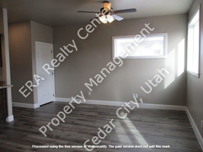 Photo - Move-In Discount - 3 Bedroom - 2.5 bathroom - in the heart of Cedar City!