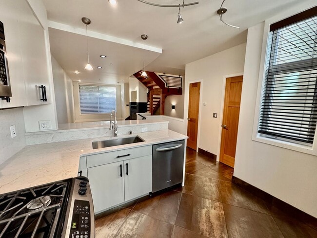 Photo - Stunning Fremont Townhome - Incredible Loc...