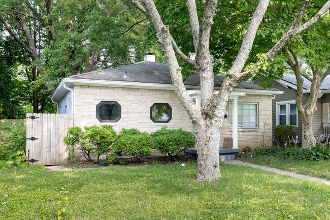 Photo - 3 Bed 2 Full Bath Available now at 52nd and Primrose!