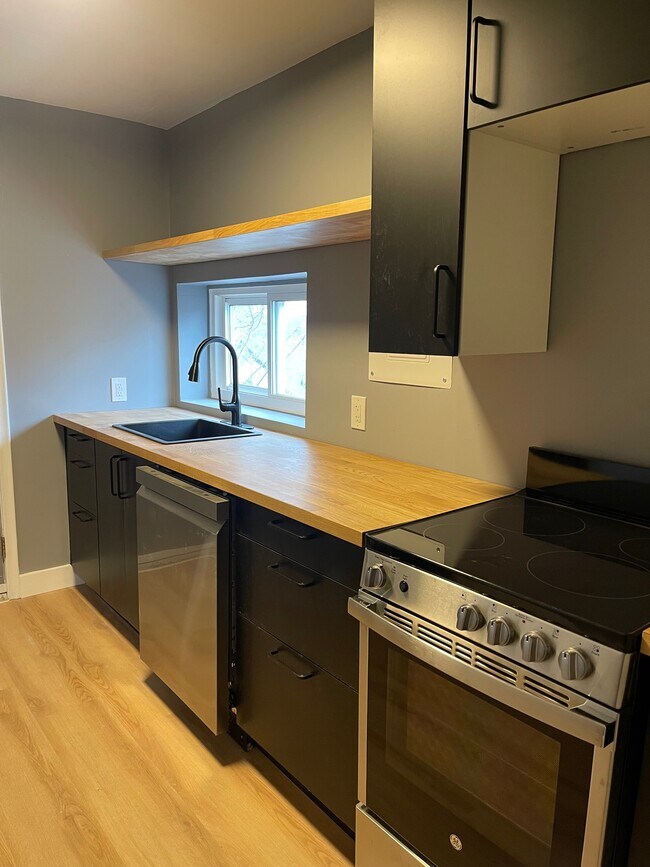 Photo - 28 Eastbourne Av Unit #3