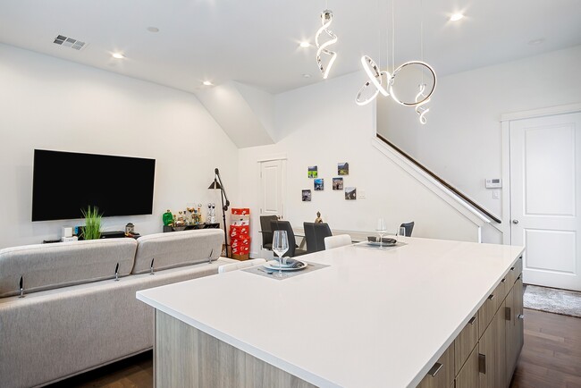 Building Photo - 608 Janisch Rd