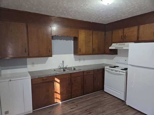 1-Month Free Summer Special - Great 2-bedroom townhome close to downtown Lexington, NC