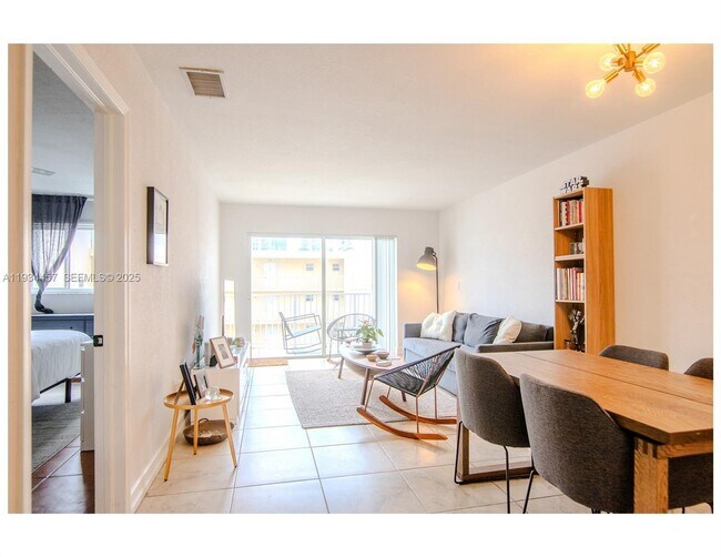 Photo - 677 NE 24th St Unidad 604