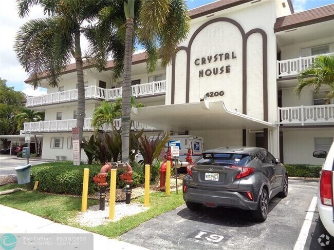 Building Photo - 4200 Crystal Lake Dr Unit 112 Rental