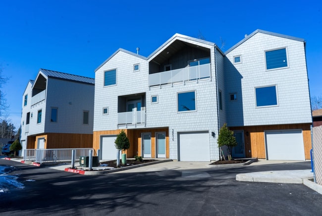 Building Photo - Mag02 - Sw Magnolia Unit 300