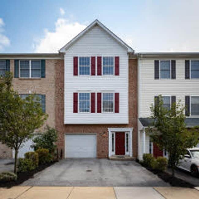 Building Photo - Spacious, Large, Luxury 3 Bedroom Townhous... Rental