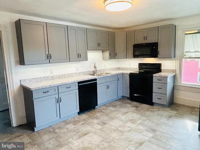 Photo - 228 N Barbara St