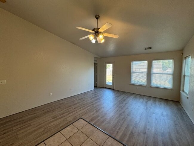 Photo - True 4 bed in Edmond, new carpet and paint!