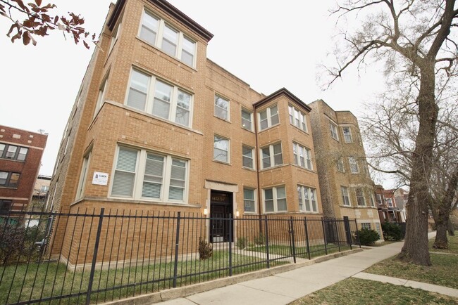 Building Photo - 1454 W Winnemac Ave Rental