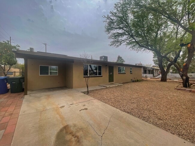 Building Photo - 2330 N Los Altos Ave Rental