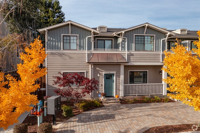 Entrada - 904 Bayswater Ave