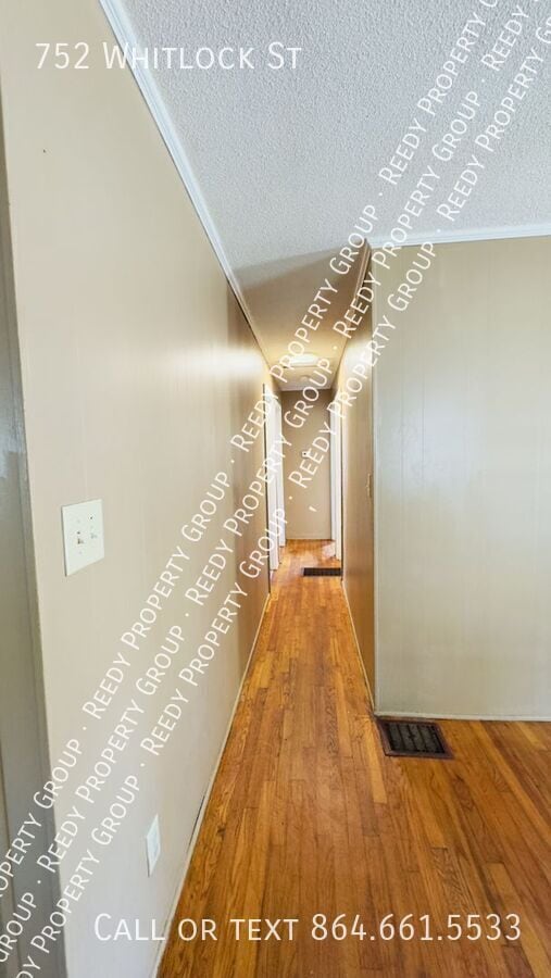 Photo - 752 Whitlock St