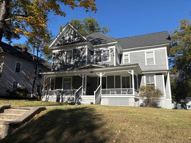 Building Photo - 1 Bedroom, 1 Bathroom Unit in Greensboro!