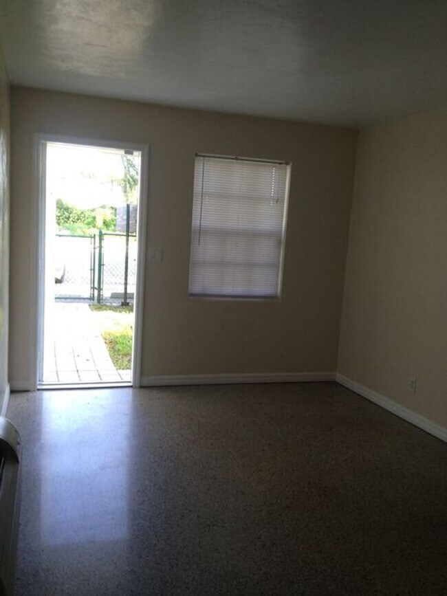 Photo - 5116-5118 Canal Rd Unidad CA-2