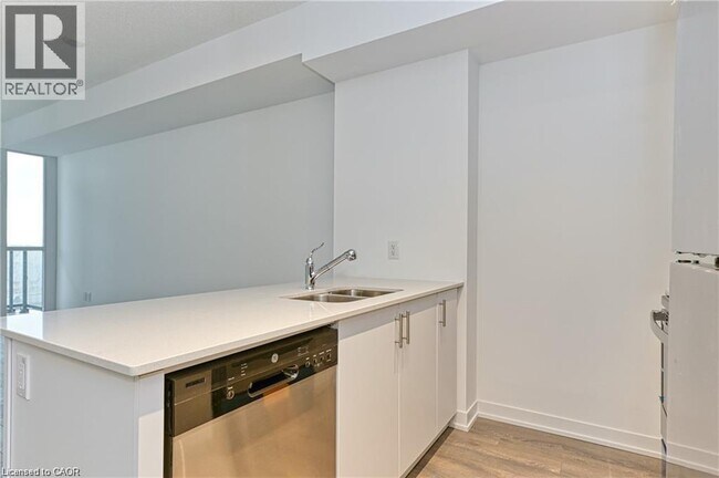 Photo - 550 N Service Rd Unité 602