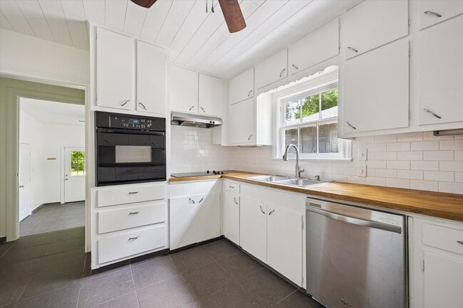 Photo - 326 W 22nd St