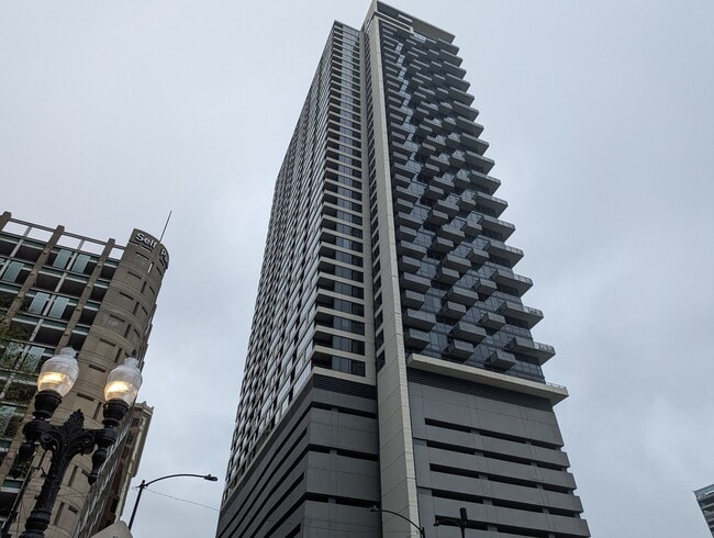 Building Photo - 235 W Van Buren St Unit 1506 Rental