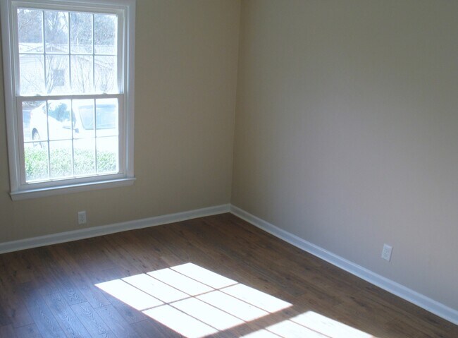 Photo - Refurbished & Like New Conveniently Locate... Unit 1
